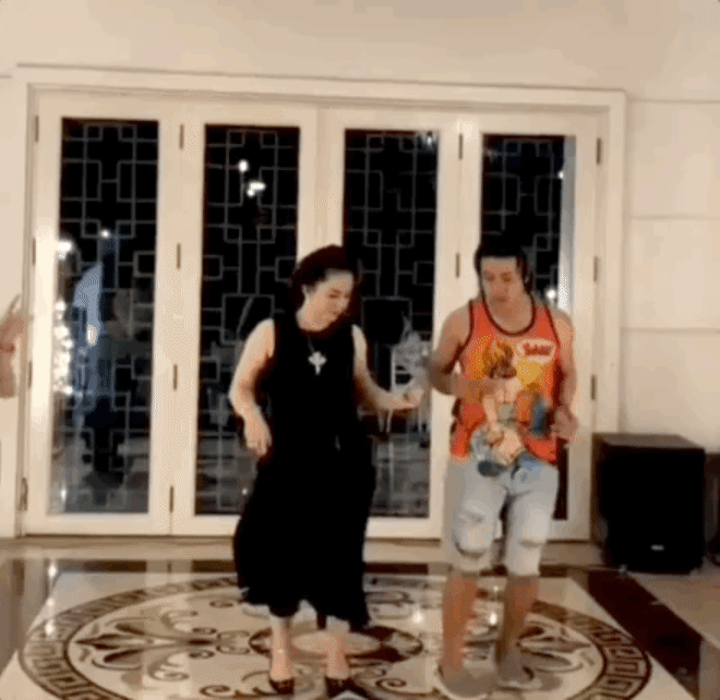 Clip: Đại gia Phương Hằng vui vẻ thể hiện khả năng vũ đạo ngoài đời, khác hẳn lúc gay gắt trên livestream-2