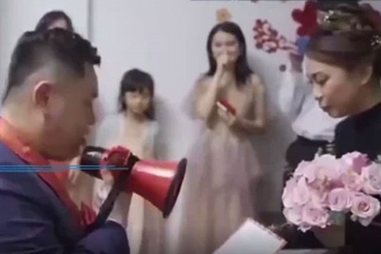 Vào phòng đón dâu, chú rể hầm hầm xé luôn bản lời thề hôn nhân trước mặt quan khách và cú 