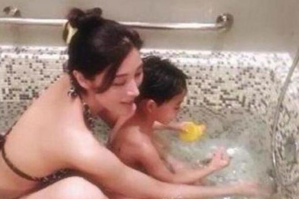 Dắt con trai 5 tuổi vào toilet nữ lúc đông người, được hỏi lý do thì người mẹ phản pháo 1 câu ai nghe cũng phẫn nộ-6