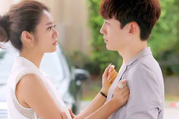 Đi làm về, tôi sốc khi thấy váy áo phụ nữ vương vãi khắp nơi, càng choáng hơn với cảnh trong phòng em trai-2