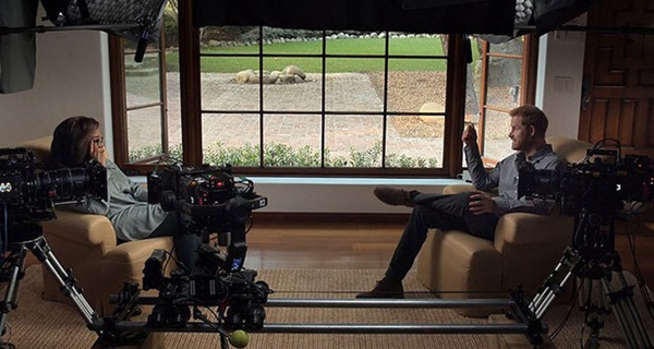 Hoàng tử Harry kìm nén nước mắt, lồng ghép hình ảnh đám tang Công nương Diana trong phim tài liệu mới khiến dư luận phẫn nộ-1