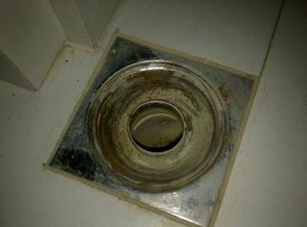 Các vết bẩn, rỉ sét trên nắp cốc thoát sàn khó làm sạch? Mách bạn 2 thủ thuật nhỏ thật đơn giản mà không tốn tiền-1