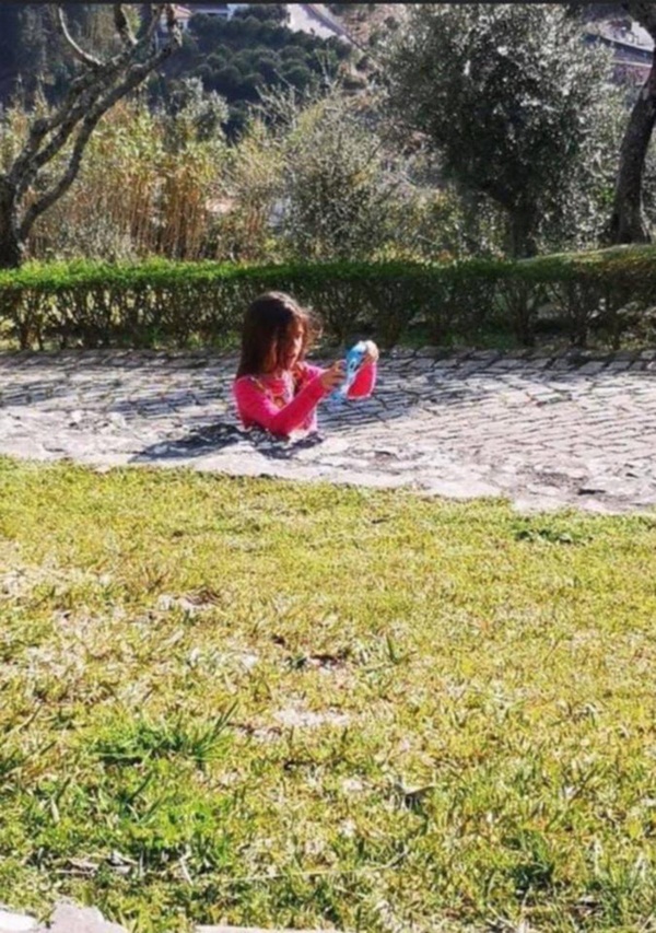 Bức ảnh bé gái bị bê tông nuốt chửng khiến dân mạng bứt rứt không hiểu, sự thật đơn giản mà chỉ người tinh mắt lắm mới nhìn ra-1