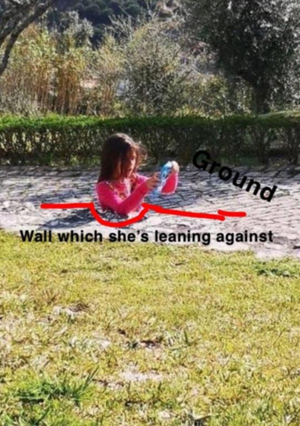 Bức ảnh bé gái bị bê tông nuốt chửng khiến dân mạng bứt rứt không hiểu, sự thật đơn giản mà chỉ người tinh mắt lắm mới nhìn ra-2