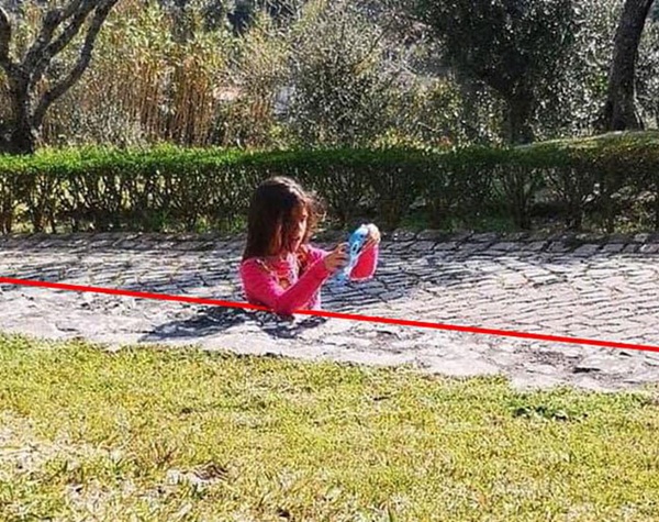 Bức ảnh bé gái bị bê tông nuốt chửng khiến dân mạng bứt rứt không hiểu, sự thật đơn giản mà chỉ người tinh mắt lắm mới nhìn ra-3