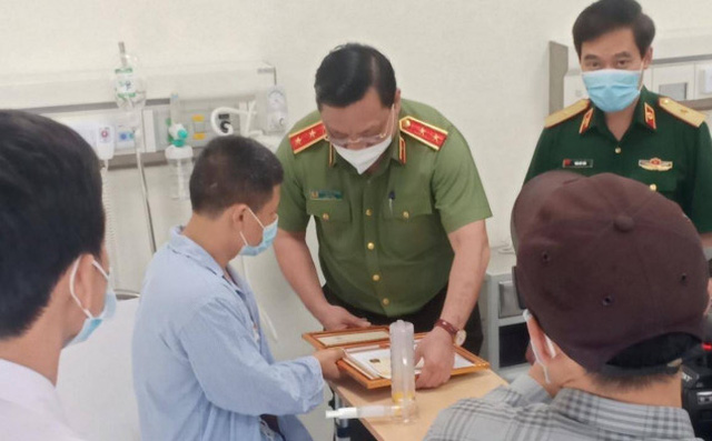 Bộ Công an gửi thư khen tài xế taxi dũng cảm bắt tên cướp là tội phạm giết người trốn truy nã-1