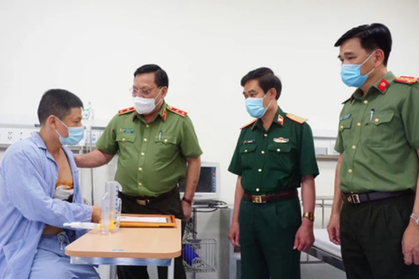 Lộ diện người giúp tài xế taxi khống chế tên trốn nã: Thấy người gặp nạn thì tôi giúp thôi-3