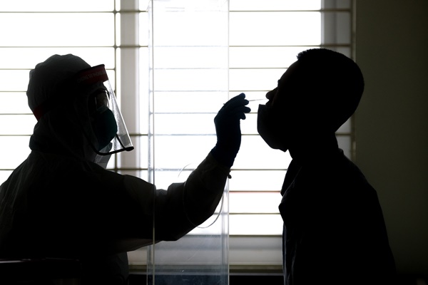 Bộ GTVT đang chờ kết quả xét nghiệm nhân viên nghi nhiễm Covid-19-2