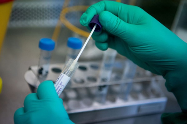 Khẩn trương trong đêm test nhanh COVID-19 cho cán bộ, nhân viên Bộ Giao thông Vận tải-12