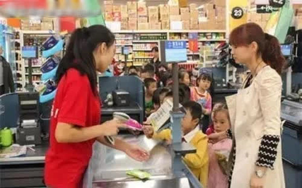 Nam nhân viên an ninh đòi lục soát túi bé gái vì nghi ăn cắp, người mẹ xử trí khiến mọi người cứng họng, sự thật sau đó càng gây ngỡ ngàng-2