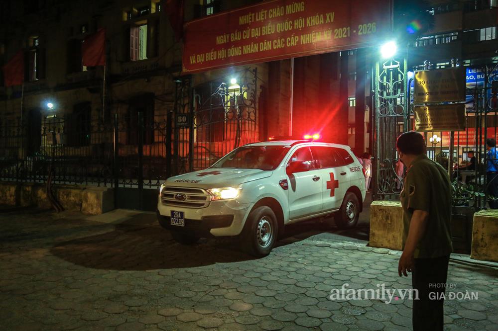 Khẩn trương trong đêm test nhanh COVID-19 cho cán bộ, nhân viên Bộ Giao thông Vận tải-1