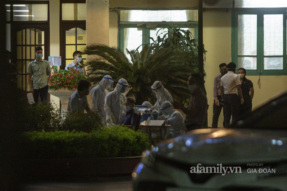 Khẩn trương trong đêm test nhanh COVID-19 cho cán bộ, nhân viên Bộ Giao thông Vận tải-4