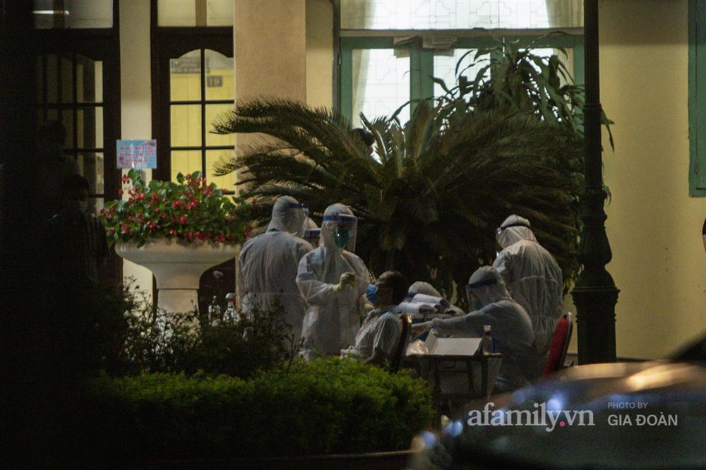 Khẩn trương trong đêm test nhanh COVID-19 cho cán bộ, nhân viên Bộ Giao thông Vận tải-7