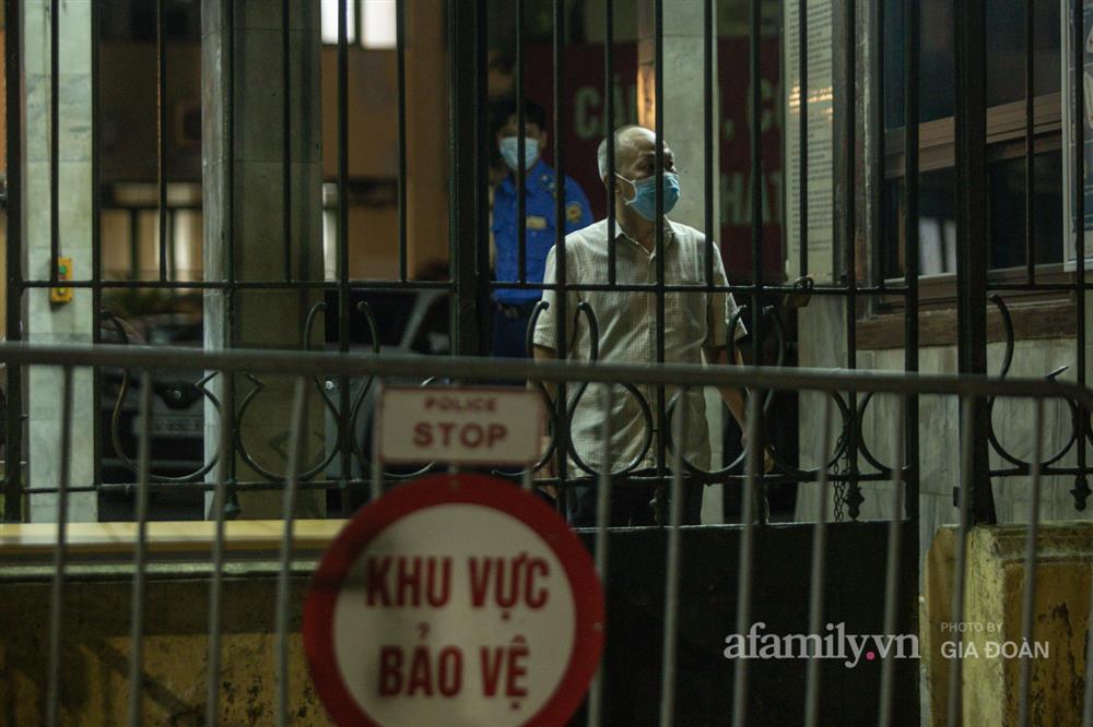 Khẩn trương trong đêm test nhanh COVID-19 cho cán bộ, nhân viên Bộ Giao thông Vận tải-9