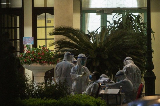 Khẩn trương trong đêm test nhanh COVID-19 cho cán bộ, nhân viên Bộ Giao thông Vận tải