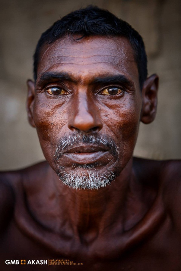 Bức ảnh hơn 600.000 like và câu chuyện ứa nước mắt về nghề bị cho là bẩn thỉu nhất thế giới: Vì miếng cơm manh áo, có chui xuống cống cũng cam lòng!-1