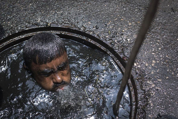 Chụp bức ảnh kỷ niệm trong đêm tiệc, nhóm bạn bủn rủn chân tay rồi mất ăn mất ngủ khi nhìn lại bức hình 7 người mà 8 khuôn mặt-6