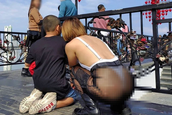 Người phụ nữ thả rông đi khắp Sài Gòn tiếp tục đốt mắt dân mạng với bức ảnh hở vòng 1 phản cảm tuyệt đối-5