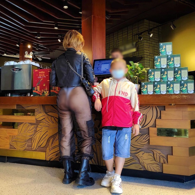 Người phụ nữ thích mặc đồ thả rông vượt kỷ lục của chính mình, đi với con mà diện chiếc quần hở nguyên cả vòng 3 ở cầu Tình yêu - Đà Nẵng-2