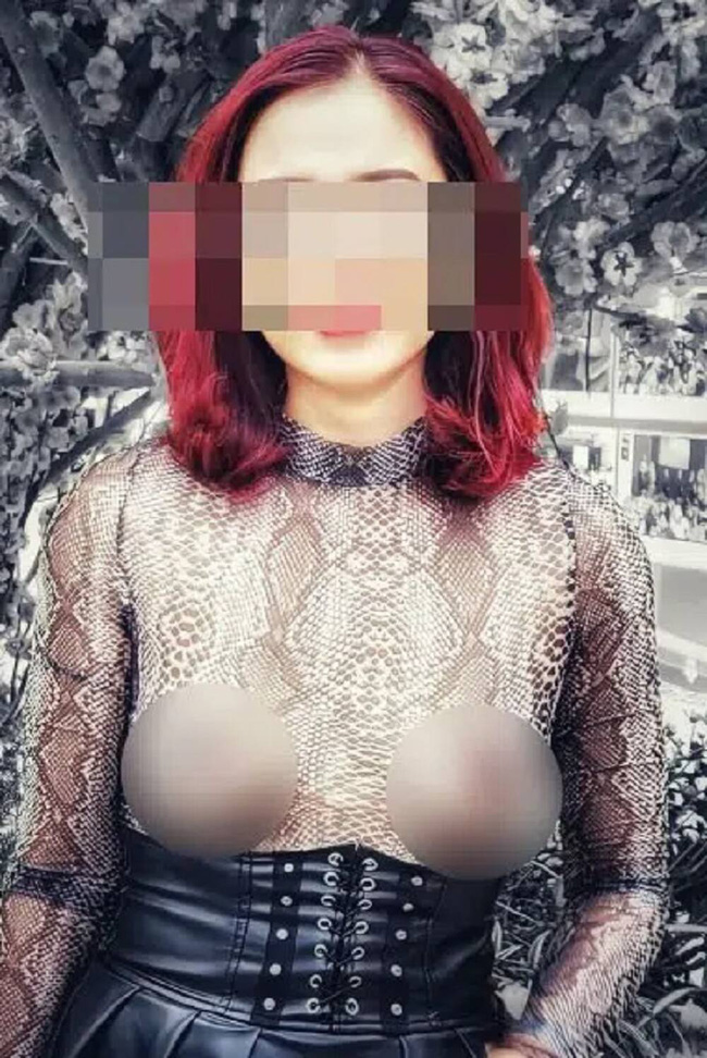 Người phụ nữ thích mặc đồ thả rông vượt kỷ lục của chính mình, đi với con mà diện chiếc quần hở nguyên cả vòng 3 ở cầu Tình yêu - Đà Nẵng-3