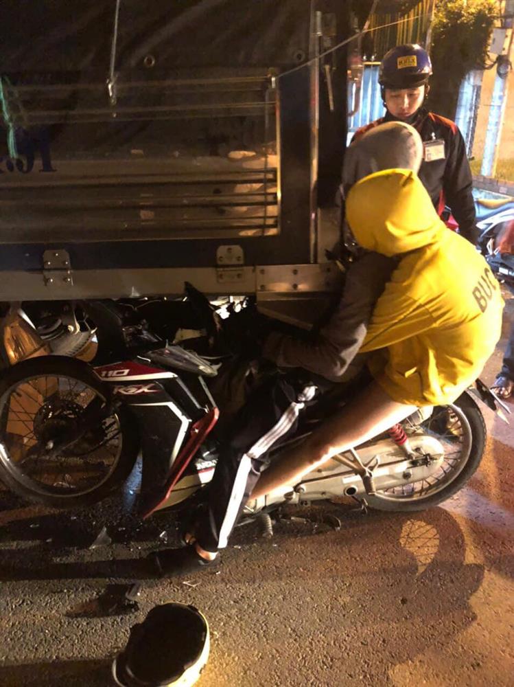 Tiền Giang: Hiện trường đôi nam nữ tông vào đuôi xe tải, nhập viện trong tình trạng nguy kịch-1