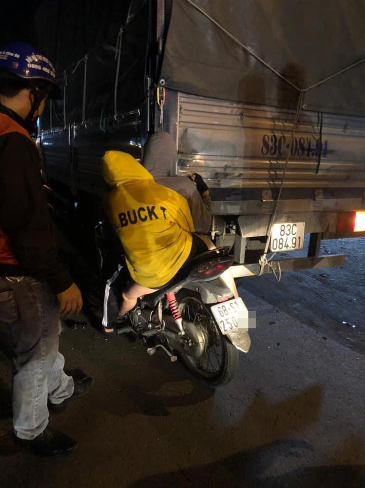 Tiền Giang: Hiện trường đôi nam nữ tông vào đuôi xe tải, nhập viện trong tình trạng nguy kịch-2