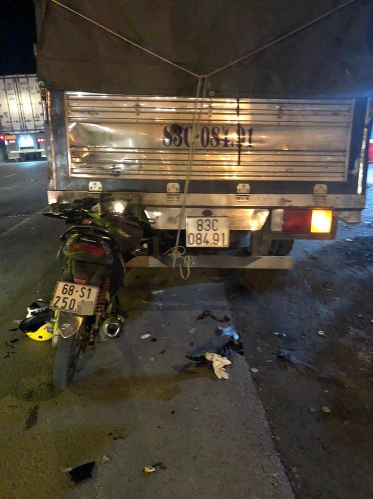 Tiền Giang: Hiện trường đôi nam nữ tông vào đuôi xe tải, nhập viện trong tình trạng nguy kịch-3