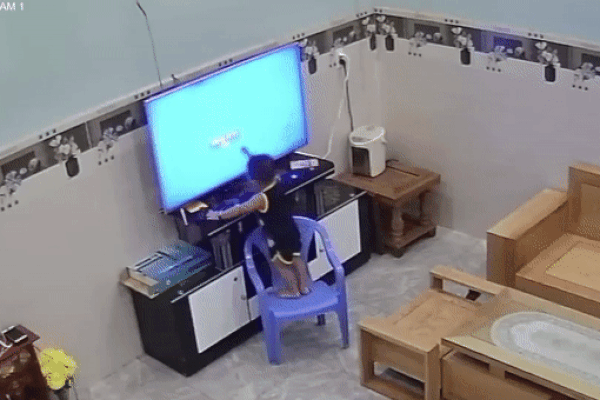 Con trai liên tiếp đập hỏng 2 chiếc TV, ông bố ngậm ngùi: 