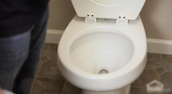 Cách xử lý bồn cầu bị tắc chỉ với nước rửa chén thông thường nhưng vô cùng hiệu quả-4