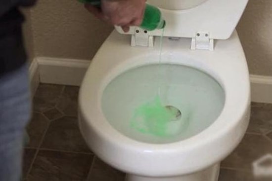 Cách xử lý bồn cầu bị tắc chỉ với nước rửa chén thông thường nhưng vô cùng hiệu quả