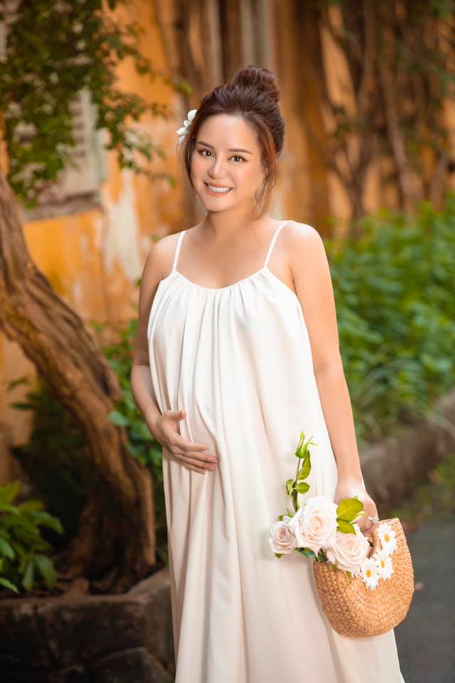 Nữ ca sĩ 8 năm kín tiếng vừa bị bà Phương Hằng dọa lôi hết dĩ vãng: Mẹ 3 con từng chia sẻ kinh nghiệm chọn trường cho con khiến ai nấy gật gù-1