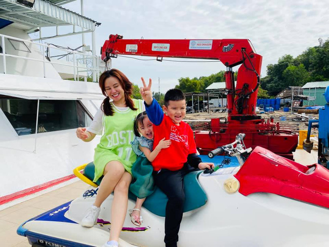 Nữ ca sĩ 8 năm kín tiếng vừa bị bà Phương Hằng dọa lôi hết dĩ vãng: Mẹ 3 con từng chia sẻ kinh nghiệm chọn trường cho con khiến ai nấy gật gù-2