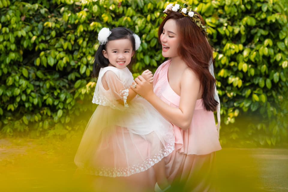 Nữ ca sĩ 8 năm kín tiếng vừa bị bà Phương Hằng dọa lôi hết dĩ vãng: Mẹ 3 con từng chia sẻ kinh nghiệm chọn trường cho con khiến ai nấy gật gù-3