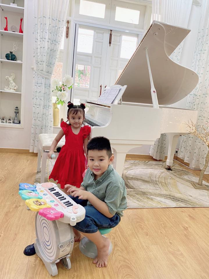 Nữ ca sĩ 8 năm kín tiếng vừa bị bà Phương Hằng dọa lôi hết dĩ vãng: Mẹ 3 con từng chia sẻ kinh nghiệm chọn trường cho con khiến ai nấy gật gù-8