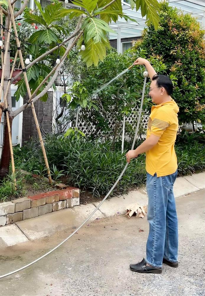 NSƯT Trịnh Kim Chi thu hoạch trái cây tại vườn biệt thự 200m2-3