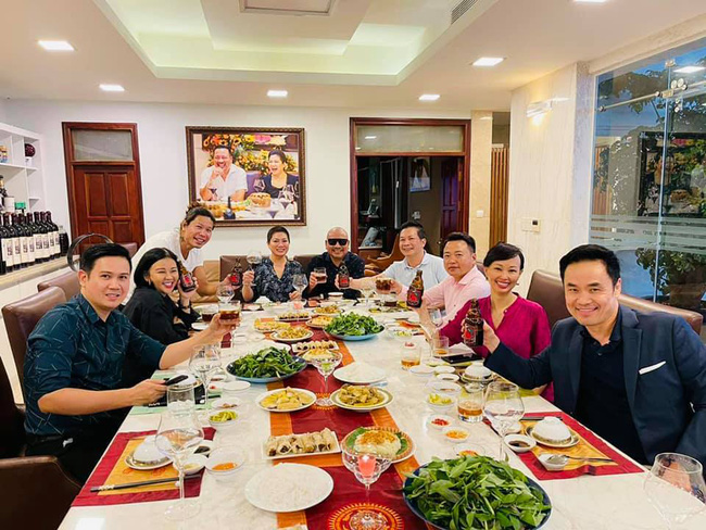 Dàn Shark quyền lực hay nói chuyện bạc tỷ tụ họp trong một bàn tiệc, tưởng có cá mập lên mâm nào ngờ toàn món dân dã quen thuộc thế này-1