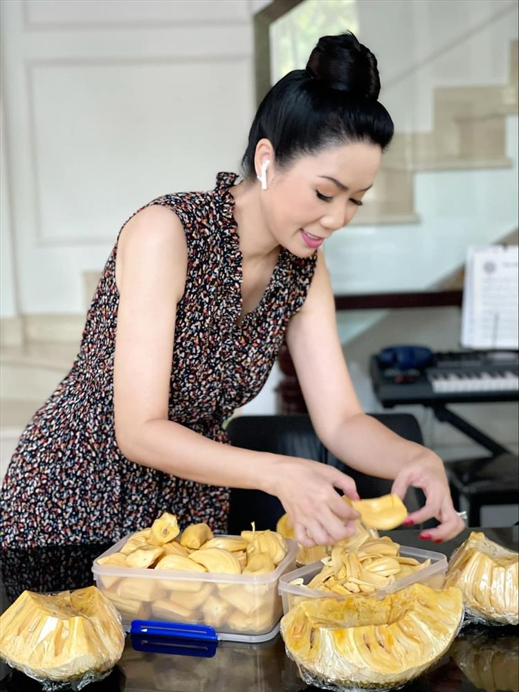 NSƯT Trịnh Kim Chi thu hoạch trái cây tại vườn biệt thự 200m2-16