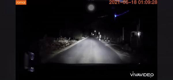 Chạy xe lúc nửa đêm, tài xế run lẩy bẩy phát hiện nhân vật đặc biệt trên đường-1