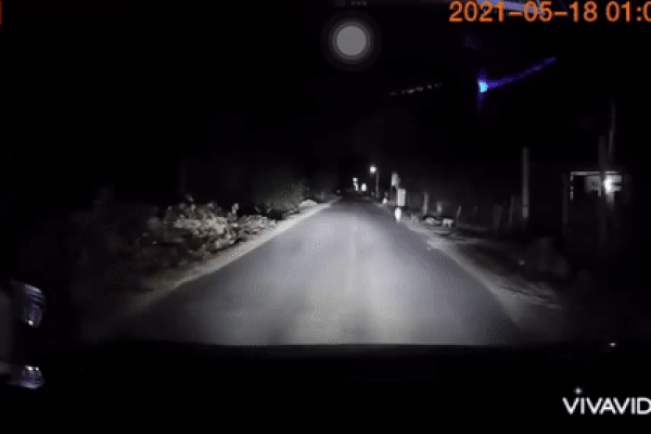 Vụ em bé lang thang giữa đường một mình lúc 1 giờ sáng dọa tài xế hết hồn: Bố mẹ đi làm mệt ngủ say, quên đóng cửa-3