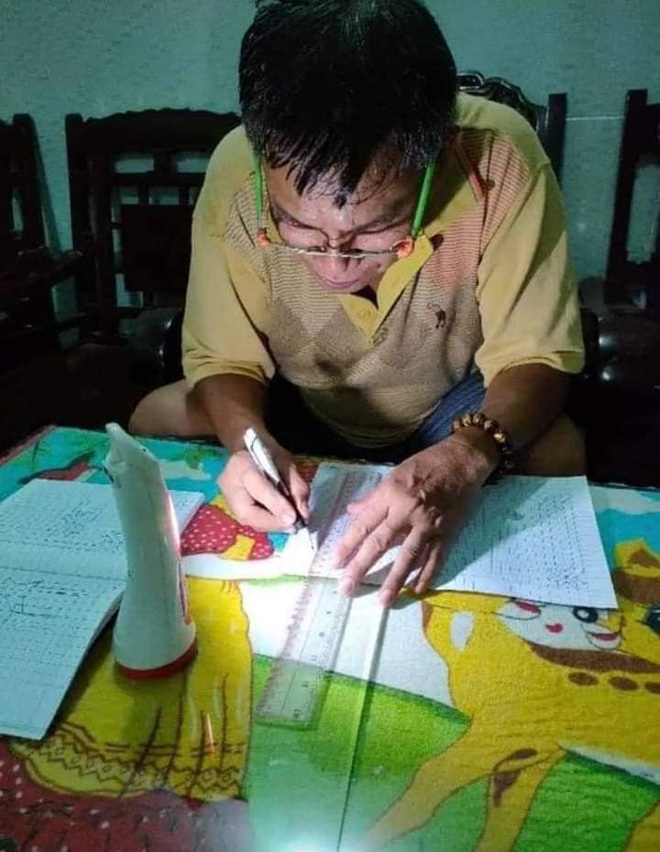 Thấy cháu đi tổng kết về không có phần thưởng, ông nội liền vào nhà tỉ mẩn vẽ tay tấm bằng khen siêu xịn tặng cháu gái, nhìn cưng không chịu được-1