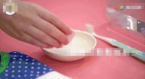 Bất kể vết bẩn nào trên quần áo bạn đều có thể giặt sạch bằng những mẹo không phải ai cũng biết-4