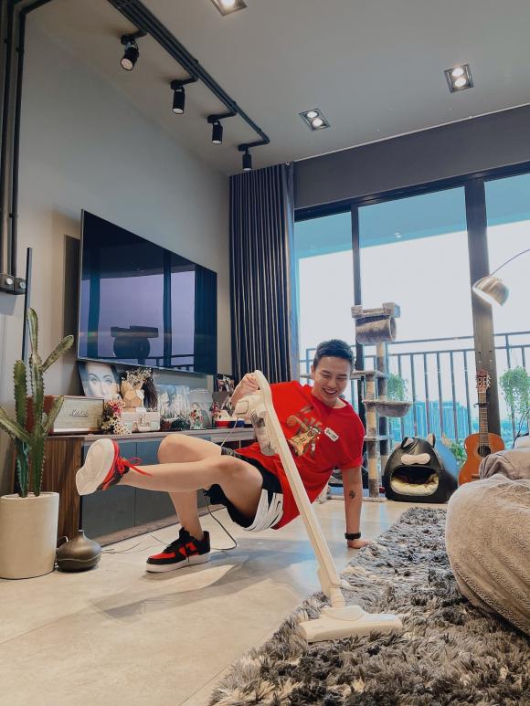 Check - in ở nhà chống dịch, Duy Khánh vô tình hé lộ không gian sống-1