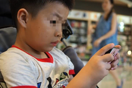 “Cho con chơi thêm 1 phút nữa thôi mà”, câu trả lời khác biệt từ 2 người mẹ sẽ có ảnh hưởng thế nào đến cuộc sống của đứa trẻ?