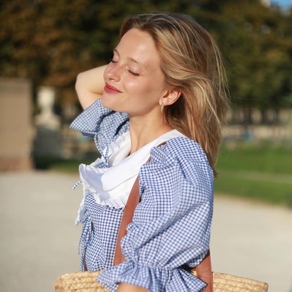 Nghe gái Pháp nói chuyện ăn mặc: Mặc đi mặc lại một món đồ, thích tóc rối, mê son môi và luôn kiêu hãnh từ trong tâm thế-7