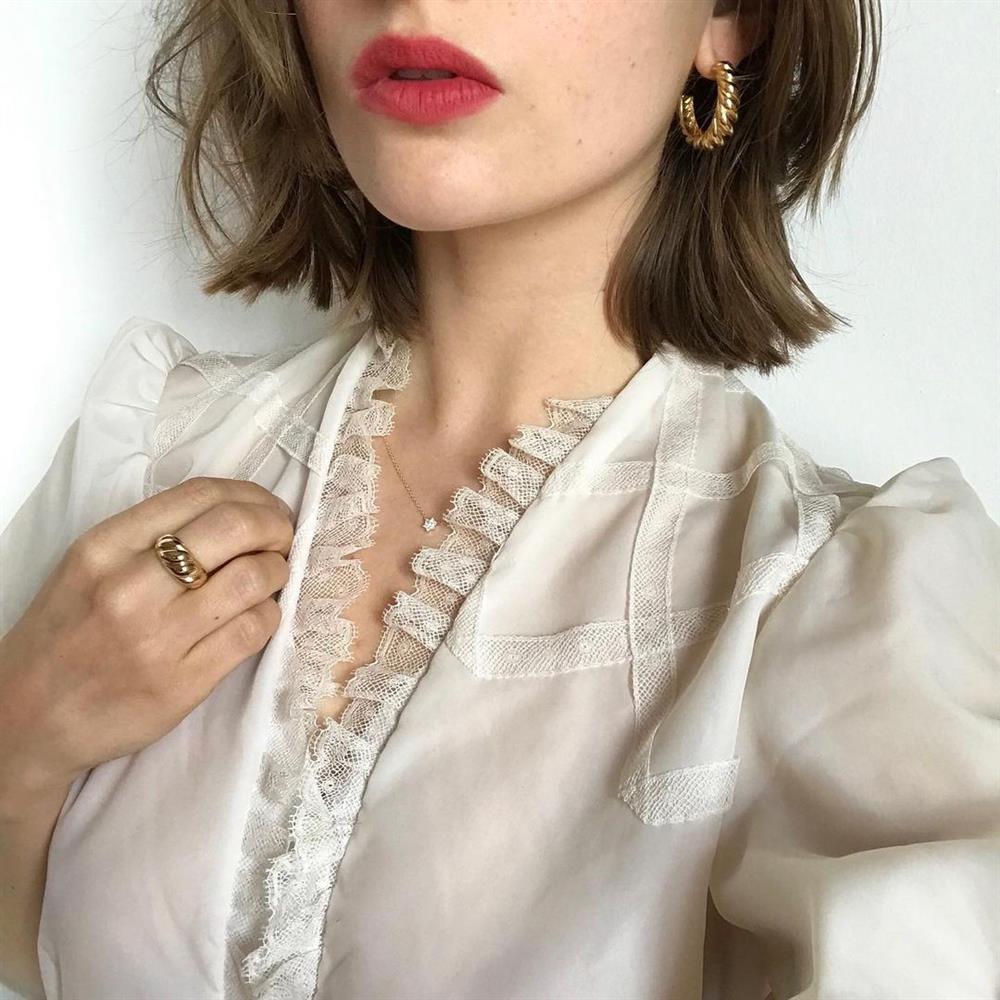 Nghe gái Pháp nói chuyện ăn mặc: Mặc đi mặc lại một món đồ, thích tóc rối, mê son môi và luôn kiêu hãnh từ trong tâm thế-8