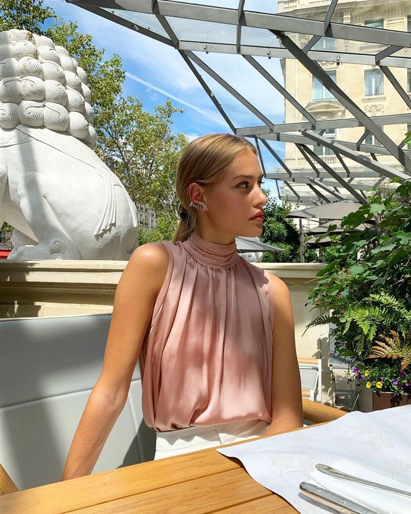 Nghe gái Pháp nói chuyện ăn mặc: Mặc đi mặc lại một món đồ, thích tóc rối, mê son môi và luôn kiêu hãnh từ trong tâm thế-10