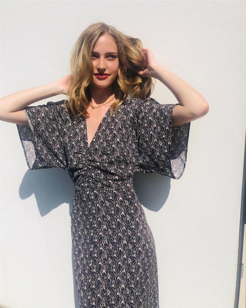 Nghe gái Pháp nói chuyện ăn mặc: Mặc đi mặc lại một món đồ, thích tóc rối, mê son môi và luôn kiêu hãnh từ trong tâm thế-9