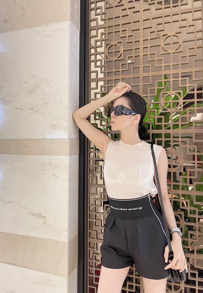 Lệ Quyên ngày càng thích lăng xê kiểu áo có cũng như không, lộ nội y khoe vòng 1 tròn trịa-7