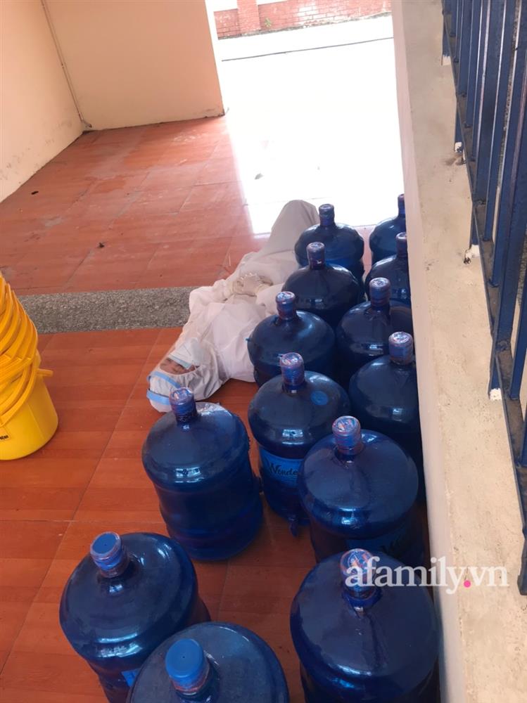 Chiến sĩ áo trắng nơi tuyến đầu chống dịch: Hành trang là 3 bộ quần áo và chưa hẹn ngày về-4