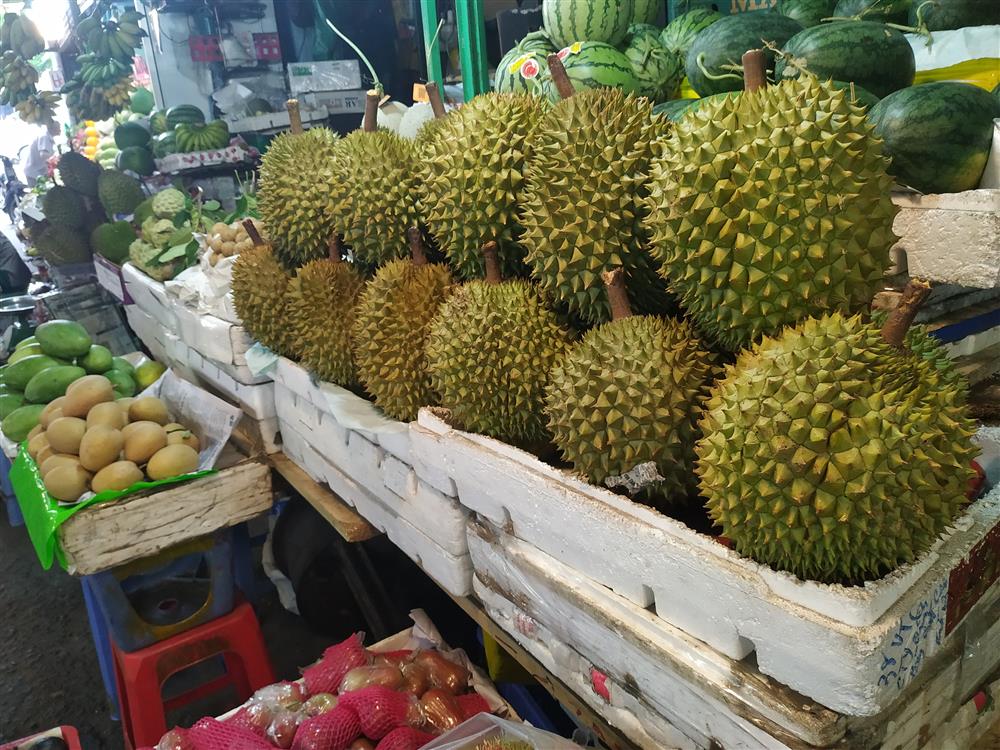 Đầu mùa ra chợ mua sầu riêng với giá từ 80 - 100 nghìn đồng/kg, cao hơn hẳn so với năm ngoái-2